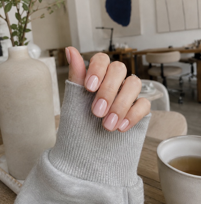 Fresh minimalist manicure in a cosy salon moment